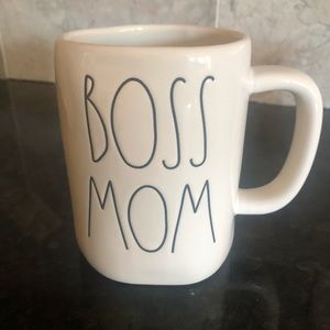 💚 RAE DUNN - BOSS MOM Mug